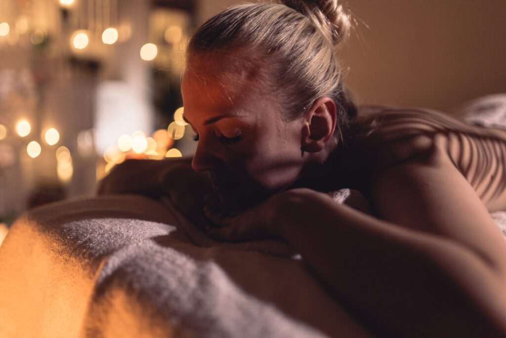 Jak provádět erotickou masáž doma: Co potřebujete vědět